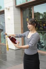 <br />Vernetta Lopez sabering champagne