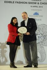 <br />Mr Peter Knipp presenting a token of appreciation to Sadhwani Bhavana, who designed the dresses for the night
