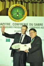 <br />Edwin Khoo presenting a certificate of appreciation to Alexandre Penet, owner of Maison Penet