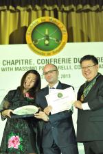 <br />Flora Loh from top wines and Renaud bancilhon, representative of champagne Mansard & Vielle France, were presented certificates of appreciation