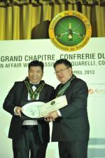 <br />Edwin Khoo presenting a certificate of appreciation to Crystal Wine