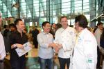 <br />Chefs Chris Millar and Bruno Ménard speaking with the guests